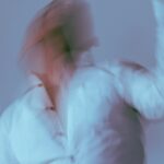 ¿Qué hago al describir las emociones de los personajes para que se vivan?