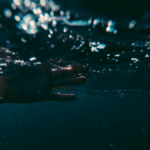 Cuando todo pierde sentido, escribir también puede ser una forma de resistir.