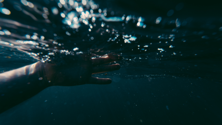 Cuando todo pierde sentido, escribir también puede ser una forma de resistir.